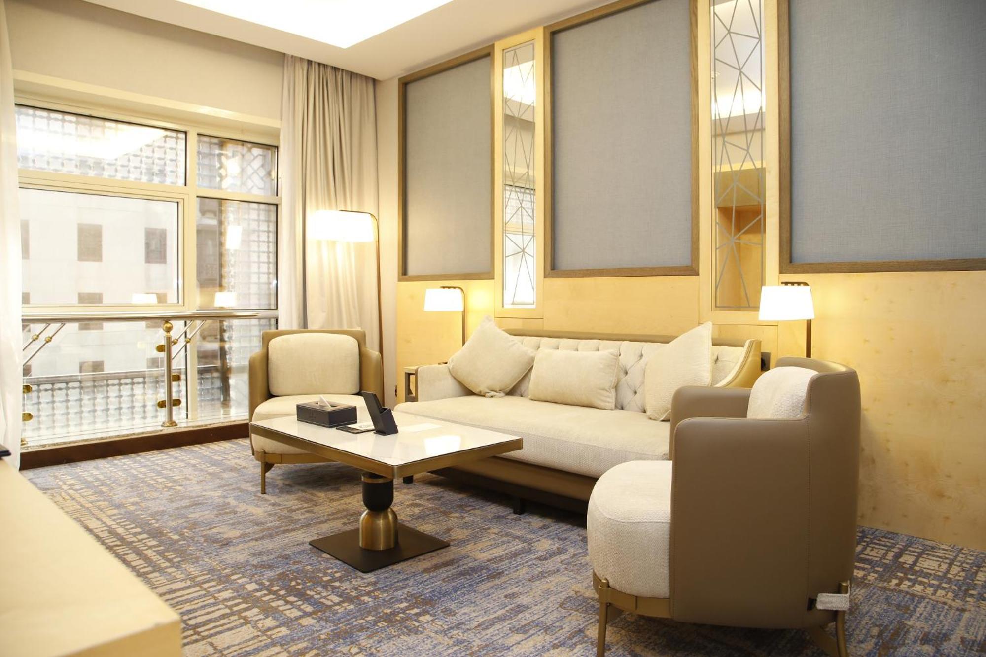 Maden Alrawda Hotel Medina Kültér fotó A living room in a suite at the Ritz-Carlton, DIFC